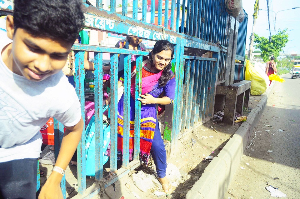 পাশেই ফুটওভার ব্রিজ থাকতেও ঝুঁকিপূর্ণভাবে রাস্তা পারাপার... ছবি: জীবন আহমেদ